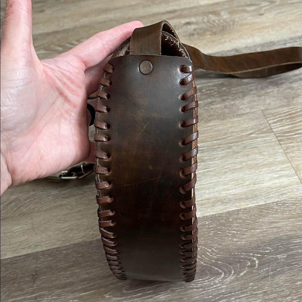 Brown boho western tooled floral leather crossbody bag made in Mexico - Picture 4 of 12